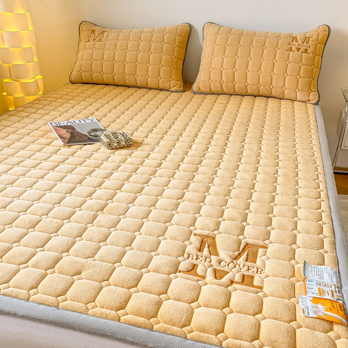 91家纺网 家纺一手货源 找家纺 慕尚家纺 2025新款牛奶绒夹棉宽边工艺系列床垫三件套-吉米 床垫吉米-深姜黄