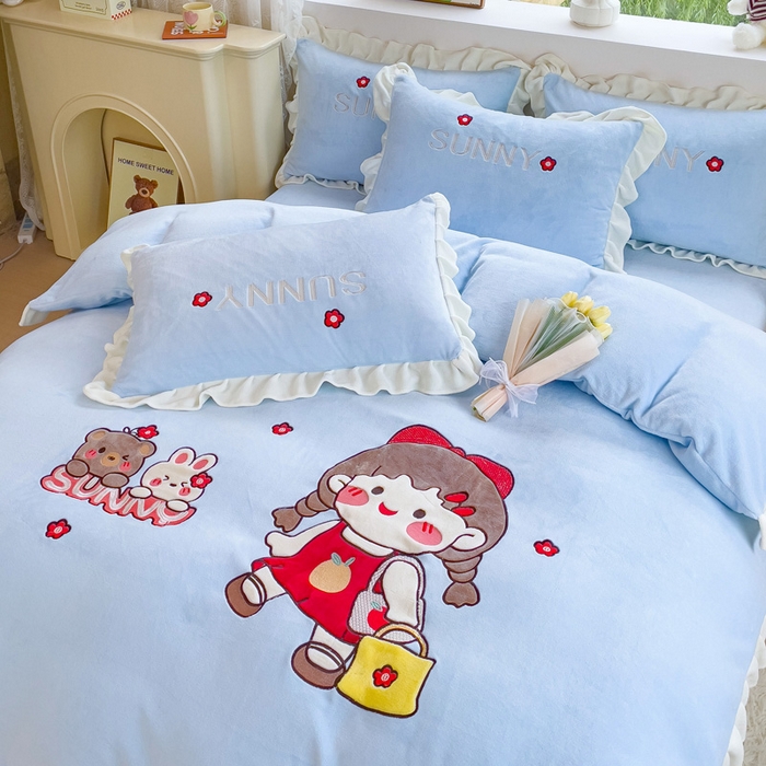 91家纺网 家纺一手货源 找家纺 宜家坊 2023秋冬新款A类全消光230克韩版牛奶绒贴布绣卡通款四件套--梦幻女孩 梦幻女孩-天空蓝