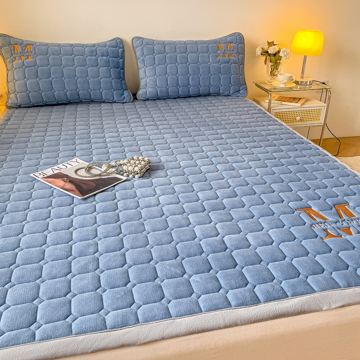 91家纺网 家纺一手货源 找家纺 慕尚家纺 2025新款牛奶绒夹棉宽边工艺系列床垫三件套-吉米 床垫吉米-深蓝