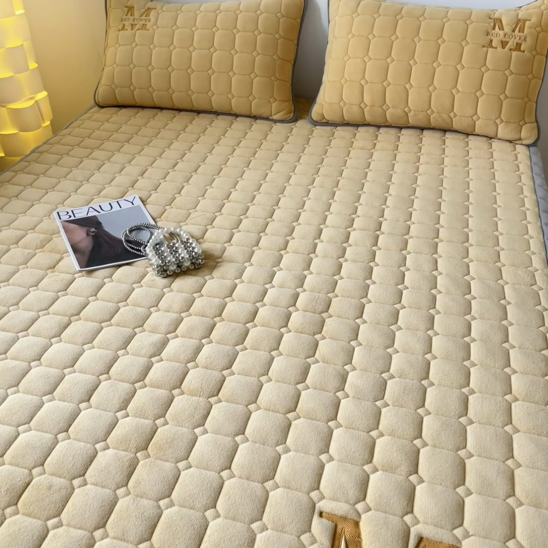 91家纺网 家纺一手货源 找家纺 慕尚家纺 2025新款牛奶绒夹棉宽边工艺系列床垫三件套-吉米 床垫吉米-深姜黄