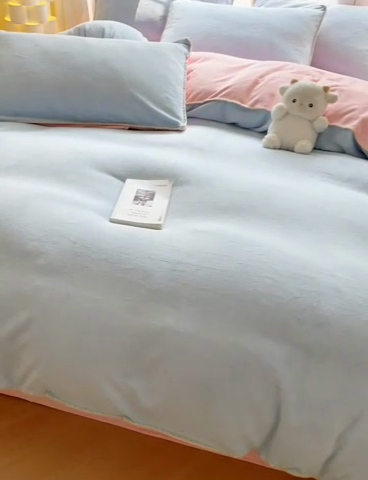 91家纺网 家纺一手货源 找家纺 眠帛 2023新款纯色混搭牛奶绒贝壳边保暖四件套 天空蓝奶油粉