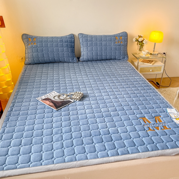 91家纺网 家纺一手货源 找家纺 慕尚家纺 2025新款牛奶绒夹棉宽边工艺系列床垫三件套-吉米 床垫吉米-深蓝