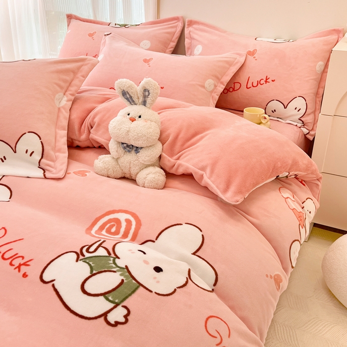 91家纺网 家纺一手货源 找家纺 寐居家纺 2023小清新印花牛奶绒四件套 安妮兔