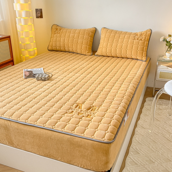 91家纺网 家纺一手货源 找家纺 慕尚家纺 2025新款牛奶绒夹棉宽边工艺系列床笠三件套-吉米 床笠吉米-深姜黄