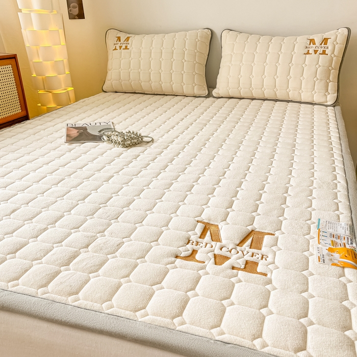 91家纺网 家纺一手货源 找家纺 慕尚家纺 2025新款牛奶绒夹棉宽边工艺系列床垫三件套-吉米 床垫吉米-象牙白