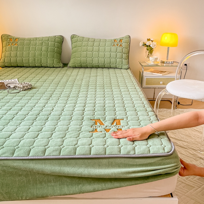 91家纺网 家纺一手货源 找家纺 慕尚家纺 2025新款牛奶绒夹棉宽边工艺系列床笠三件套-吉米 床笠吉米-草绿