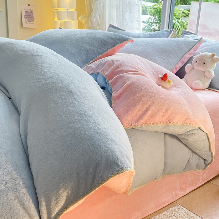 91家纺网 家纺一手货源 找家纺 眠帛 2023新款纯色混搭牛奶绒贝壳边保暖四件套 天空蓝奶油粉