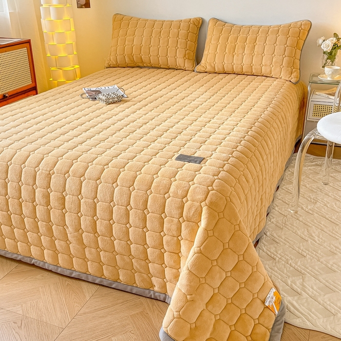 91家纺网 家纺一手货源 找家纺 慕尚家纺 2025新款牛奶绒夹棉宽边工艺系列床盖三件套-吉米 床盖吉米-深姜黄