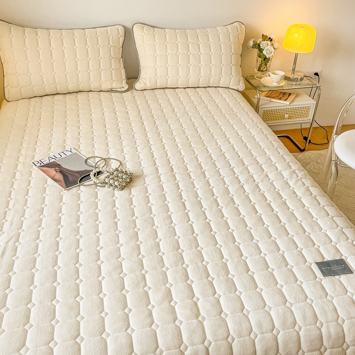 91家纺网 家纺一手货源 找家纺 慕尚家纺 2025新款牛奶绒夹棉宽边工艺系列床盖三件套-吉米 床盖吉米-象牙白