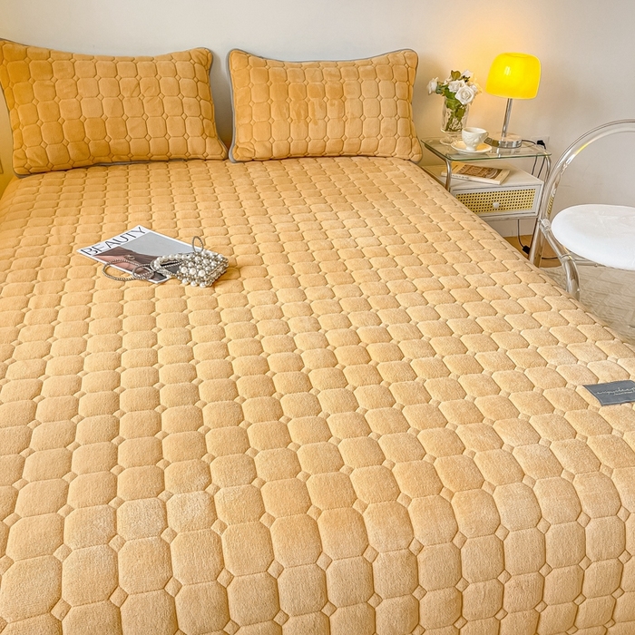 91家纺网 家纺一手货源 找家纺 慕尚家纺 2025新款牛奶绒夹棉宽边工艺系列床盖三件套-吉米 床盖吉米-深姜黄