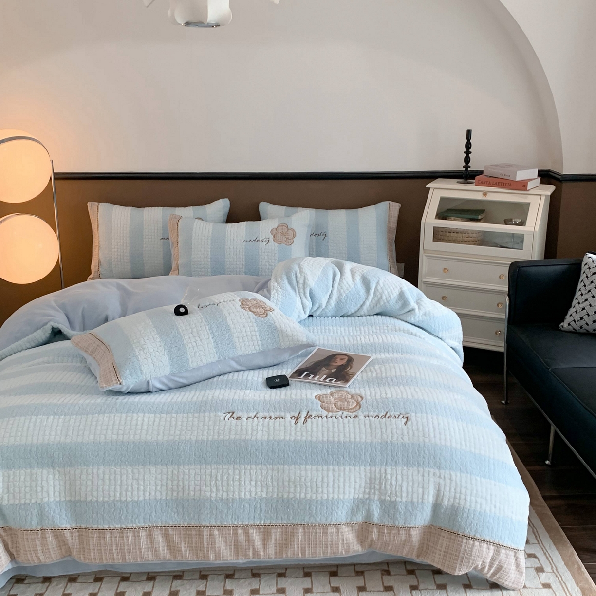 91家纺网 家纺一手货源 找家纺 蜜柚 2024新款牛奶绒兔绒月亮绒高克重山茶花小香风贴布绣四件套 山茶花之恋-水蓝