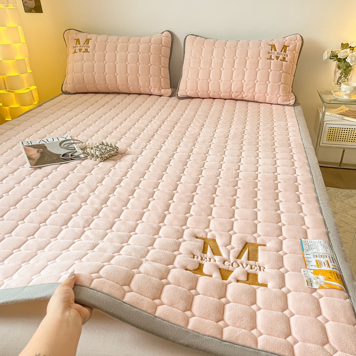 91家纺网 家纺一手货源 找家纺 慕尚家纺 2025新款牛奶绒夹棉宽边工艺系列床垫三件套-吉米 床垫吉米-嫩粉