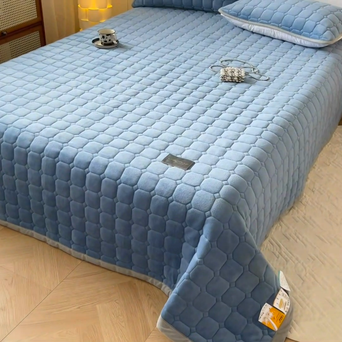 91家纺网 家纺一手货源 找家纺 慕尚家纺 2025新款牛奶绒夹棉宽边工艺系列床盖三件套-吉米 床盖吉米-深蓝