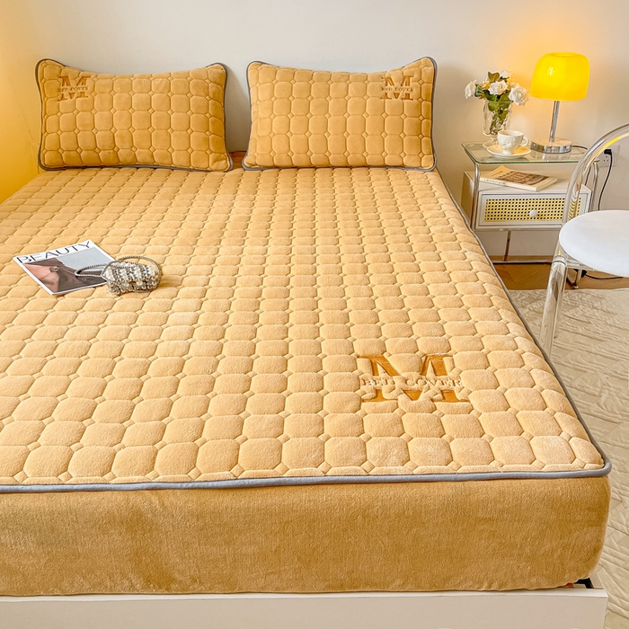 91家纺网 家纺一手货源 找家纺 慕尚家纺 2025新款牛奶绒夹棉宽边工艺系列床笠三件套-吉米 床笠吉米-深姜黄