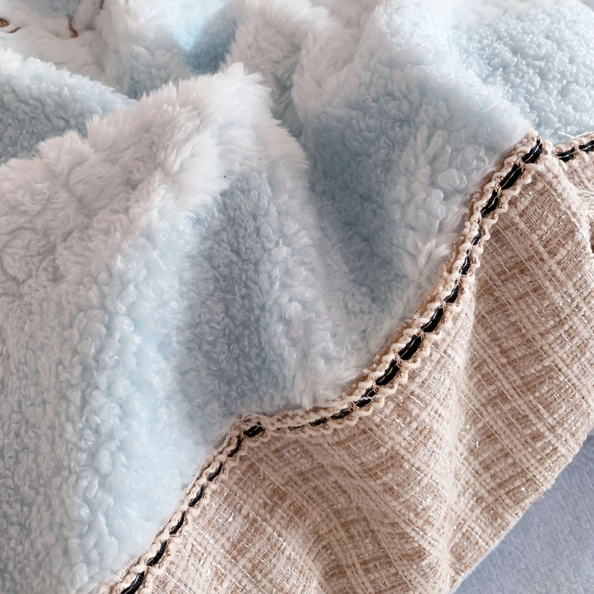 91家纺网 家纺一手货源 找家纺 蜜柚 2024新款牛奶绒兔绒月亮绒高克重山茶花小香风贴布绣四件套 山茶花之恋-水蓝