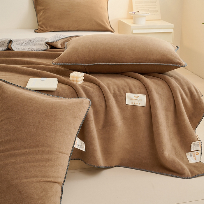 91家纺网 家纺一手货源 找家纺 21度C 2023新款云朵贝壳纯色牛奶绒+羊驼绒双层加厚复合毯 贝壳-卡其