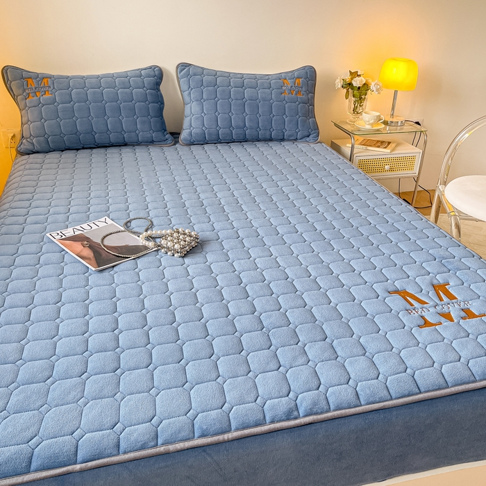 91家纺网 家纺一手货源 找家纺 慕尚家纺 2025新款牛奶绒夹棉宽边工艺系列床笠三件套-吉米 床笠吉米-深蓝