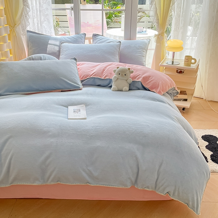 91家纺网 家纺一手货源 找家纺 眠帛 2023新款纯色混搭牛奶绒贝壳边保暖四件套 天空蓝奶油粉