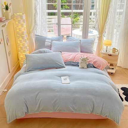 91家纺网 家纺一手货源 找家纺 眠帛 2023新款纯色混搭牛奶绒贝壳边保暖四件套 天空蓝奶油粉