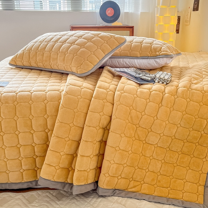 91家纺网 家纺一手货源 找家纺 慕尚家纺 2025新款牛奶绒夹棉宽边工艺系列床盖三件套-吉米 床盖吉米-深姜黄
