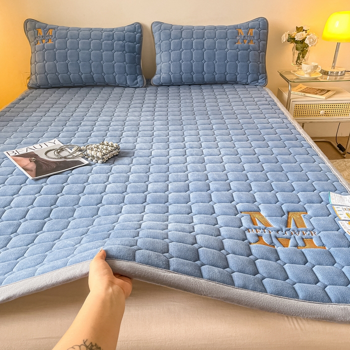 91家纺网 家纺一手货源 找家纺 慕尚家纺 2025新款牛奶绒夹棉宽边工艺系列床垫三件套-吉米 床垫吉米-深蓝