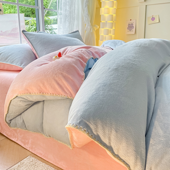 91家纺网 家纺一手货源 找家纺 眠帛 2023新款纯色混搭牛奶绒贝壳边保暖四件套 天空蓝奶油粉