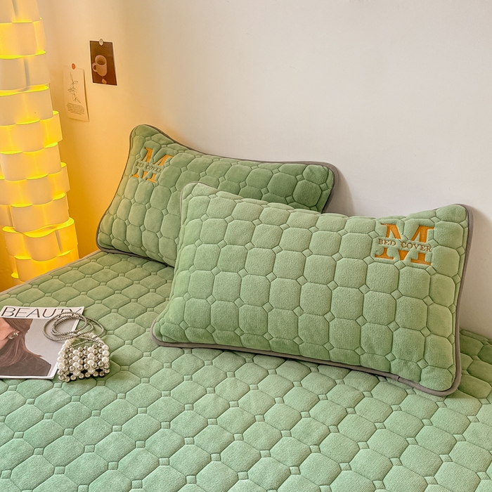 91家纺网 家纺一手货源 找家纺 慕尚家纺 2025新款牛奶绒夹棉宽边工艺系列床垫三件套-吉米 床垫吉米-草绿