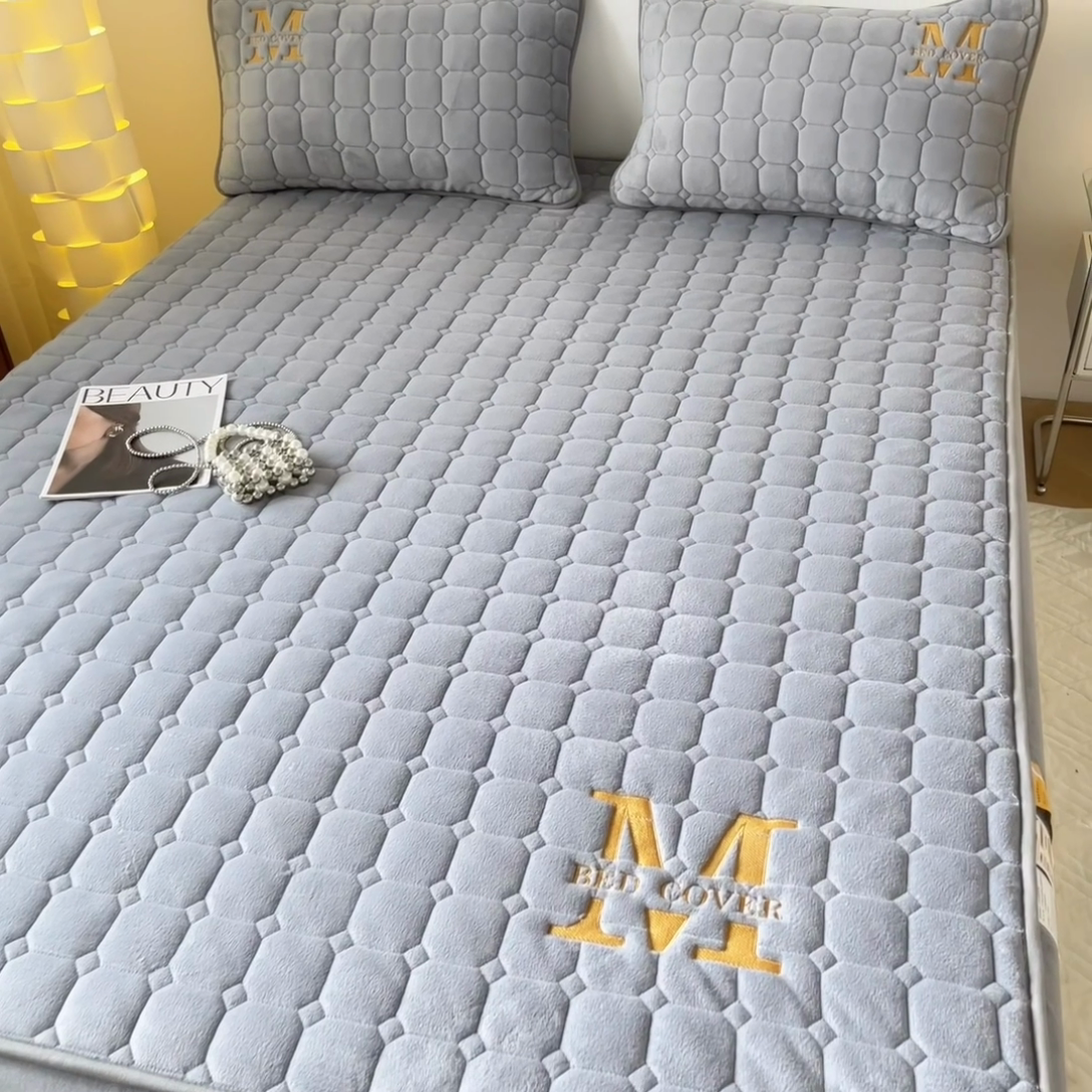 91家纺网 家纺一手货源 找家纺 慕尚家纺 2025新款牛奶绒夹棉宽边工艺系列床垫三件套-吉米 床垫吉米-深蓝