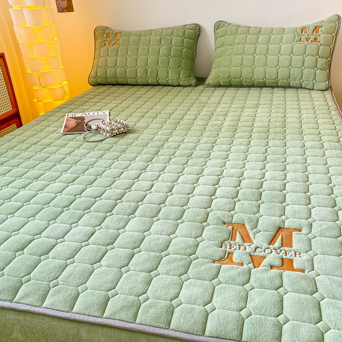 91家纺网 家纺一手货源 找家纺 慕尚家纺 2025新款牛奶绒夹棉宽边工艺系列床笠三件套-吉米 床笠吉米-草绿