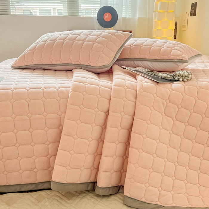 91家纺网 家纺一手货源 找家纺 慕尚家纺 2025新款牛奶绒夹棉宽边工艺系列床盖三件套-吉米 床盖吉米-嫩粉