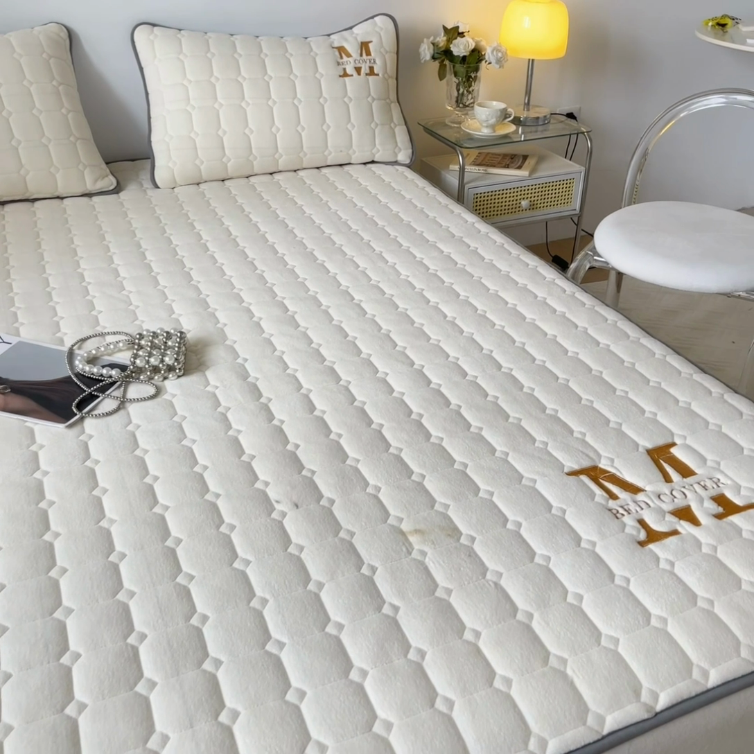 91家纺网 家纺一手货源 找家纺 慕尚家纺 2025新款牛奶绒夹棉宽边工艺系列床垫三件套-吉米 床垫吉米-象牙白