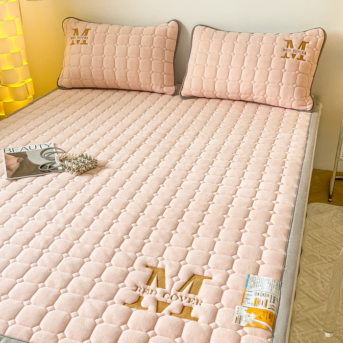 91家纺网 家纺一手货源 找家纺 慕尚家纺 2025新款牛奶绒夹棉宽边工艺系列床垫三件套-吉米 床垫吉米-嫩粉