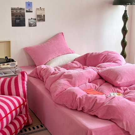 91家纺网 家纺一手货源 找家纺 六巷胡同 2023新款ins博主风纯色牛奶绒四件套 玫红