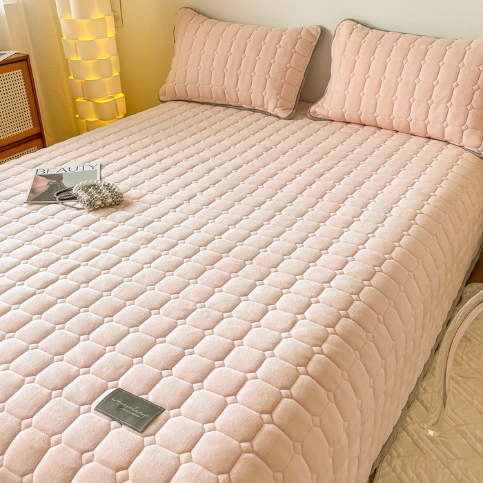 91家纺网 家纺一手货源 找家纺 慕尚家纺 2025新款牛奶绒夹棉宽边工艺系列床盖三件套-吉米 床盖吉米-嫩粉