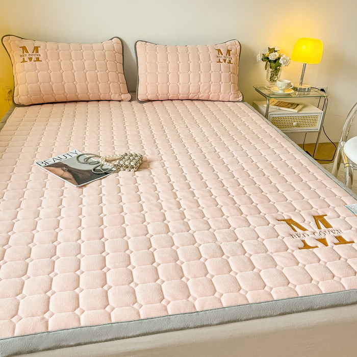 91家纺网 家纺一手货源 找家纺 慕尚家纺 2025新款牛奶绒夹棉宽边工艺系列床垫三件套-吉米 床垫吉米-嫩粉