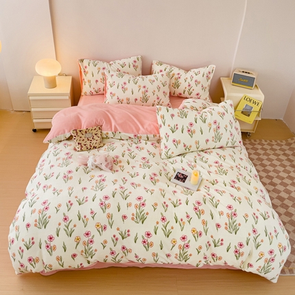 91家纺网 家纺一手货源 找家纺 木堇 2023新款印花牛奶绒四件套 春田花谷-粉