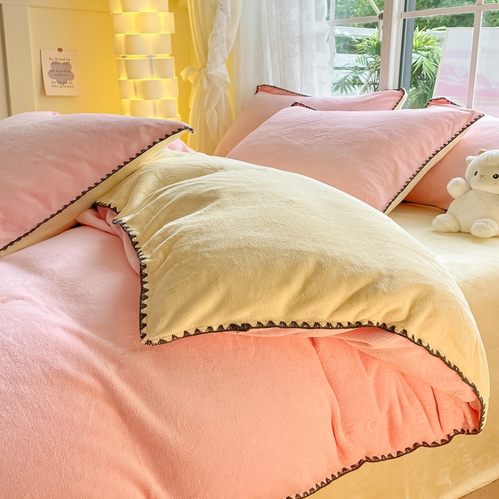 91家纺网 家纺一手货源 找家纺 眠帛 2023新款纯色混搭牛奶绒贝壳边保暖四件套 奶油粉奶黄