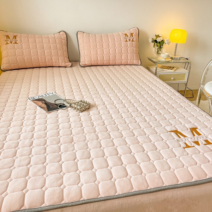 91家纺网 家纺一手货源 找家纺 慕尚家纺 2025新款牛奶绒夹棉宽边工艺系列床笠三件套-吉米 床笠吉米-嫩粉