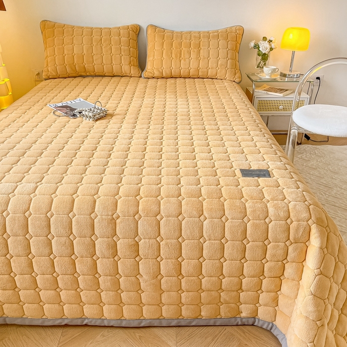 91家纺网 家纺一手货源 找家纺 慕尚家纺 2025新款牛奶绒夹棉宽边工艺系列床盖三件套-吉米 床盖吉米-深姜黄