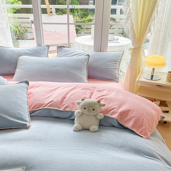 91家纺网 家纺一手货源 找家纺 眠帛 2023新款纯色混搭牛奶绒贝壳边保暖四件套 天空蓝奶油粉