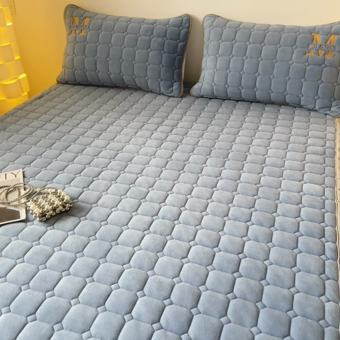 91家纺网 家纺一手货源 找家纺 慕尚家纺 2025新款牛奶绒夹棉宽边工艺系列床垫三件套-吉米 床垫吉米-银灰