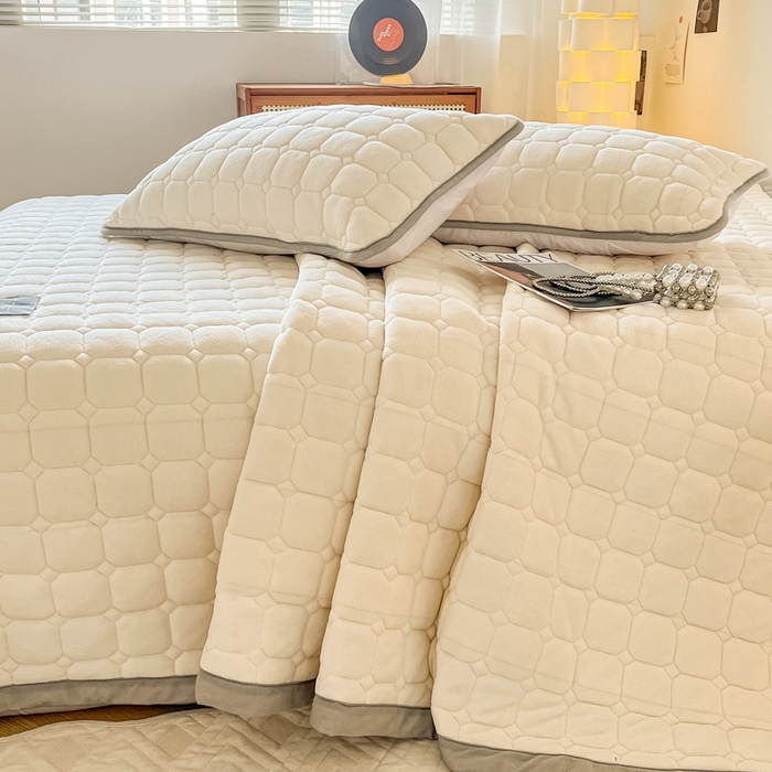 91家纺网 家纺一手货源 找家纺 慕尚家纺 2025新款牛奶绒夹棉宽边工艺系列床盖三件套-吉米 床盖吉米-象牙白