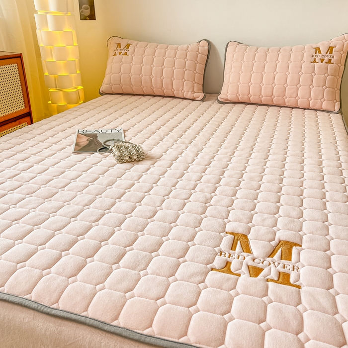 91家纺网 家纺一手货源 找家纺 慕尚家纺 2025新款牛奶绒夹棉宽边工艺系列床笠三件套-吉米 床笠吉米-嫩粉