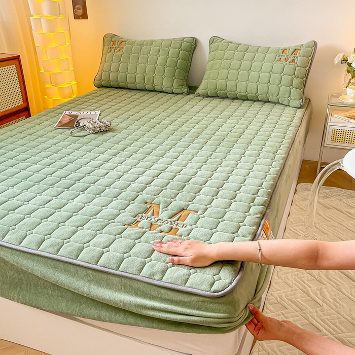 91家纺网 家纺一手货源 找家纺 慕尚家纺 2025新款牛奶绒夹棉宽边工艺系列床笠三件套-吉米 床笠吉米-草绿