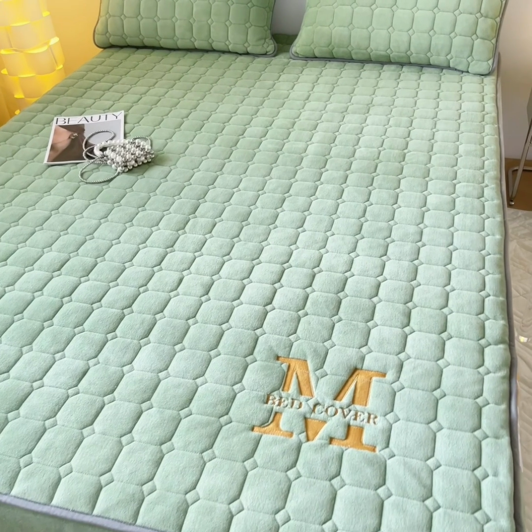 91家纺网 家纺一手货源 找家纺 慕尚家纺 2025新款牛奶绒夹棉宽边工艺系列床笠三件套-吉米 床笠吉米-草绿