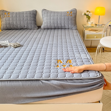 91家纺网 家纺一手货源 找家纺 （总）慕尚家纺 2025新款牛奶绒夹棉宽边工艺系列床笠三件套-吉米