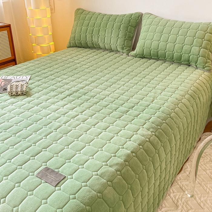91家纺网 家纺一手货源 找家纺 慕尚家纺 2025新款牛奶绒夹棉宽边工艺系列床盖三件套-吉米 床盖吉米-草绿