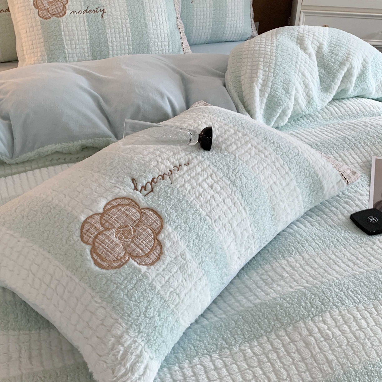 91家纺网 家纺一手货源 找家纺 蜜柚 2024新款牛奶绒兔绒月亮绒高克重山茶花小香风贴布绣四件套 山茶花之恋-清新绿