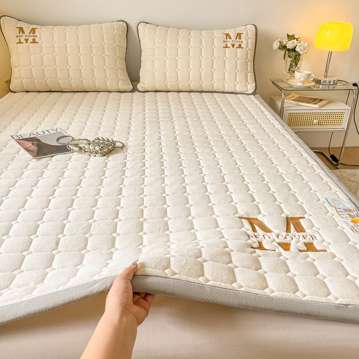 91家纺网 家纺一手货源 找家纺 慕尚家纺 2025新款牛奶绒夹棉宽边工艺系列床垫三件套-吉米 床垫吉米-象牙白