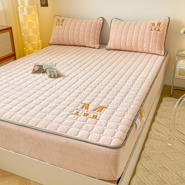 91家纺网 家纺一手货源 找家纺 慕尚家纺 2025新款牛奶绒夹棉宽边工艺系列床笠三件套-吉米 床笠吉米-嫩粉